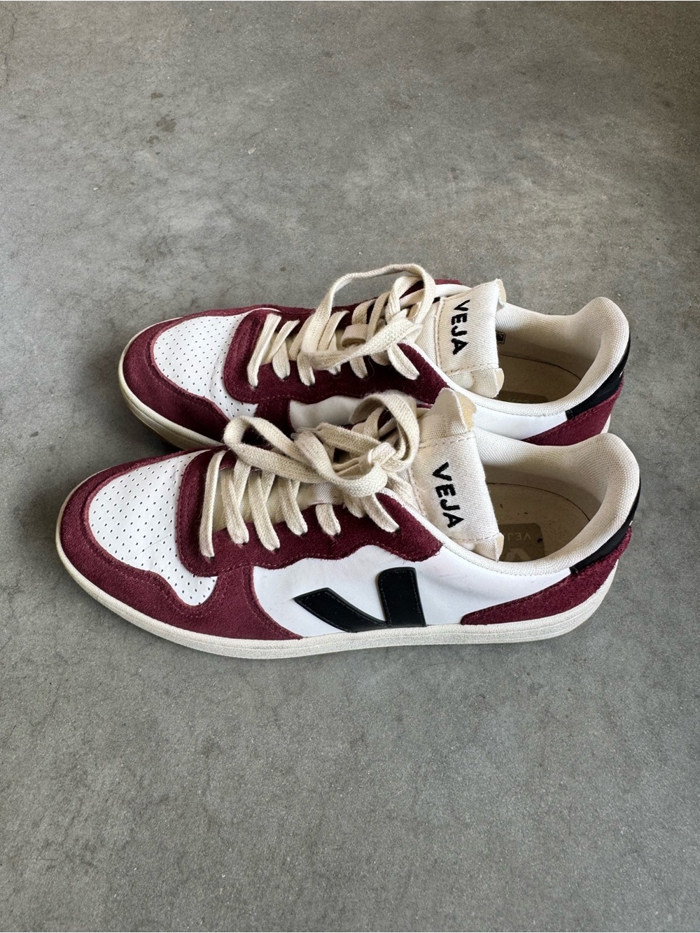 Veja V-10 Sneakers in white, black and amarante - Picture 3 of 4